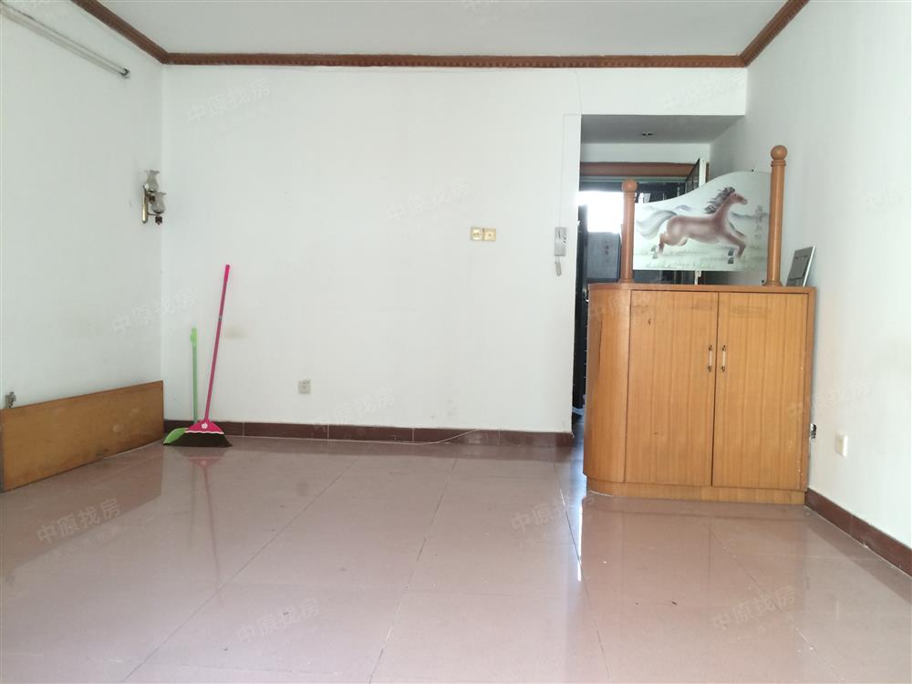 1:小区高层位于5 区,小区中间位置,安静一梯4户