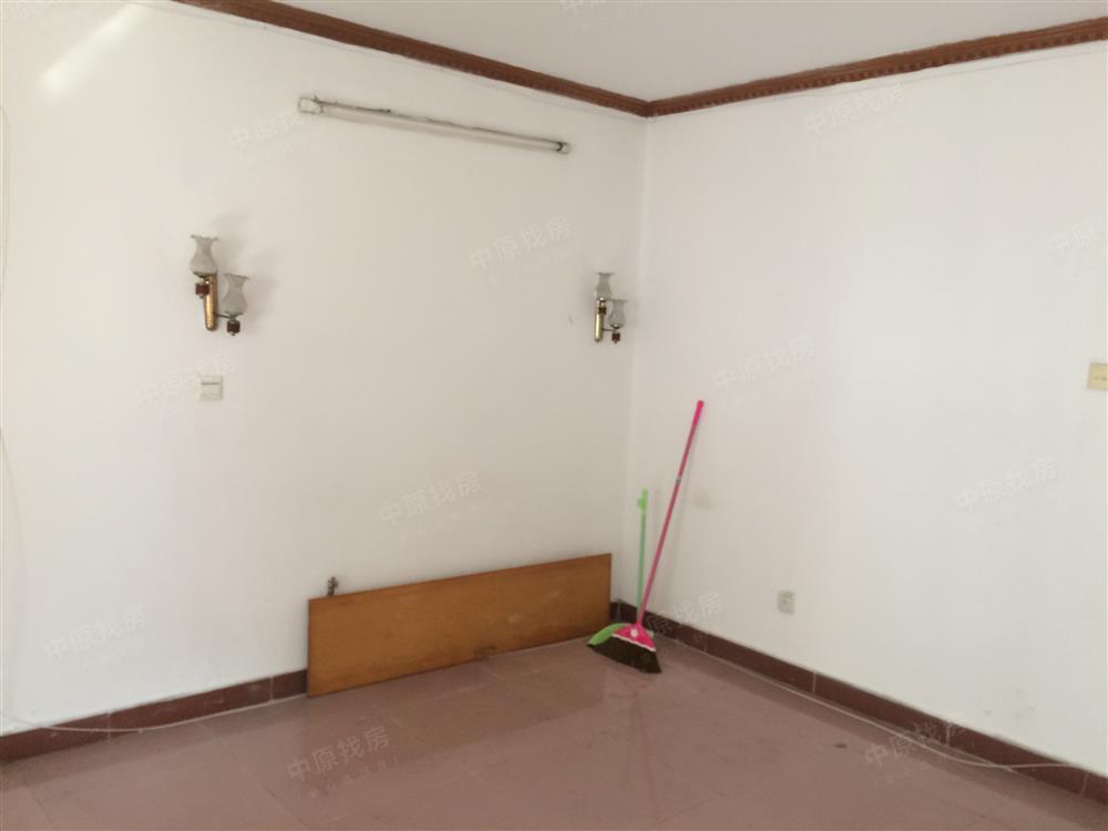 1:小区高层位于5 区,小区中间位置,安静一梯4户