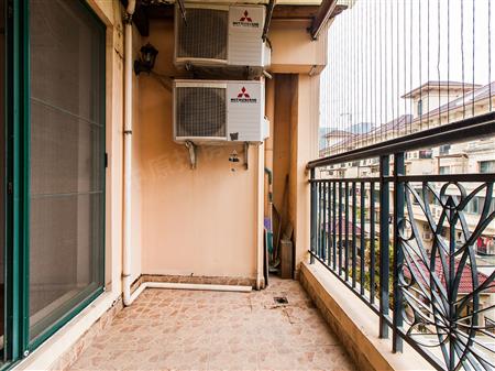 水岸新都欧式洋房 重点客厅出阳台 精装修 满两年 学位在